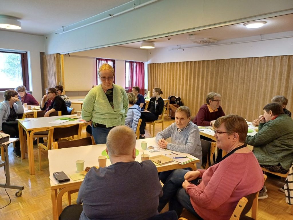Teija Inkala kouluttaa VESA-vapaaehtoisia Lohjalla 