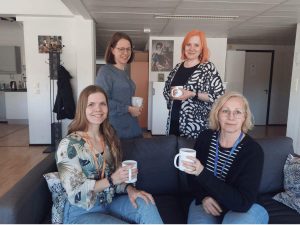 OLKA-tiimin HyTeläiset toimistolla, kahvikupit kädessään. Etualalla Anu ja Tanja, takana Kaisa ja Elina.