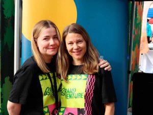Yhteisöllinen ja elävä Kirkkonummi tarjoaa järjestöille näkyvyyttä viestinnässään (kuvassa Anne Jylhä ja Johanna Pikkarainen)