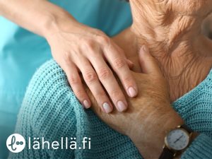 Lähellä.fi-kampanjoi joulukuussa 2024 yksinäisyyttä vastaan (kuvassa vanhuksen ja nuoremman henkilön kädet)