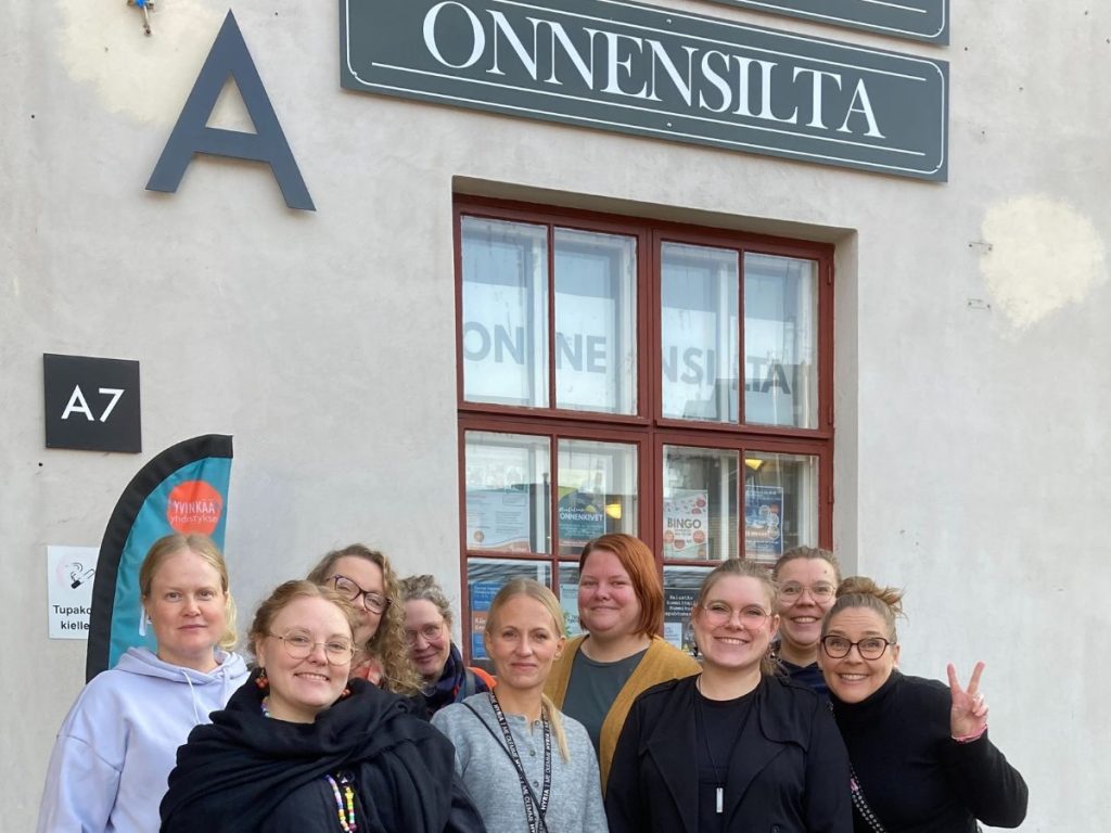 Hyvinkään valikkoverkoston jäseniä Onnensillan oven edessä