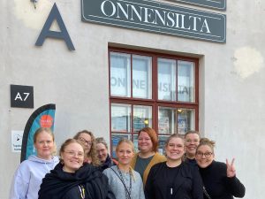 Hyvinkään valikkoverkoston jäseniä Onnensillan oven edessä