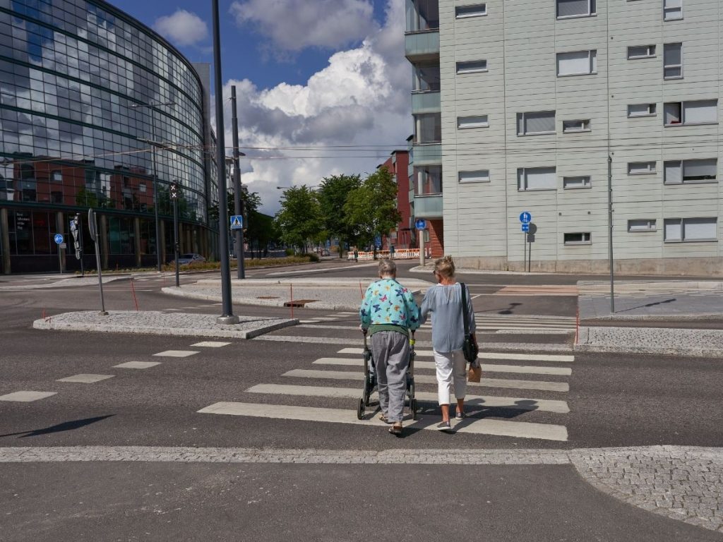 Kaksi ihmistä autiossa kaupungissa Två personer i en tom stad