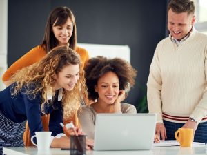 HyTen nettisivusto on saatavana nyt myös ruotsiksi (kuvassa neljä ihmistä katselee yhdessä tietokoneen käyttöä)