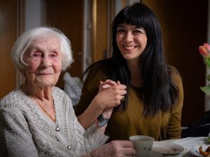 Seniori ja vapaaehtoinen yhdessä