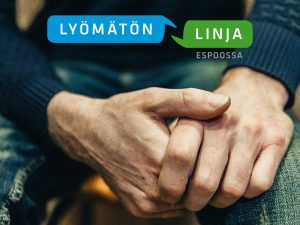 Mieshenkilön kädet lähikuvassa. Lyömätön Linja Espoossa ry:n logo.