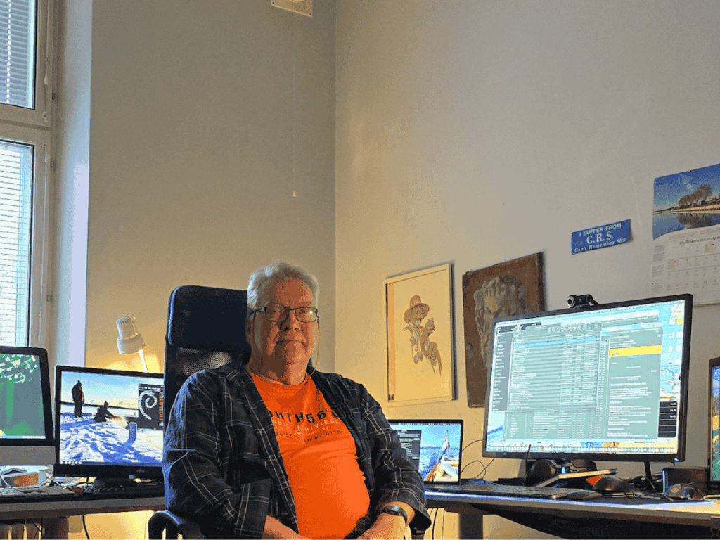 Enter ry auttaa ikäihmisiä käyttämään digilaitteita- ja palveluita turvallisesti (kuvassa vapaaehtoinen digiopastaja Thomas Witting)