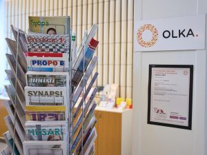 Kuva Tornisairaalan OLKA-pisteeltä. Esitteitä ja järjestöjen lehtiä.