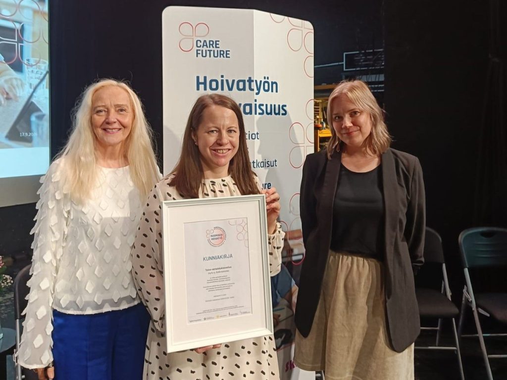 Eeva-Liisa Ylälahti (Mesensei Oy), Kaisa Kauhanen (HyTe ry) ja Elina Heino (HyTe ry) Huomisen hoivatyö -innovaatiokilpailun palkintotilaisuudessa.
