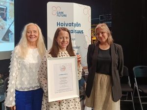 Eeva-Liisa Ylälahti (Mesensei Oy), Kaisa Kauhanen (HyTe ry) ja Elina Heino (HyTe ry) Huomisen hoivatyö -innovaatiokilpailun palkintotilaisuudessa.
